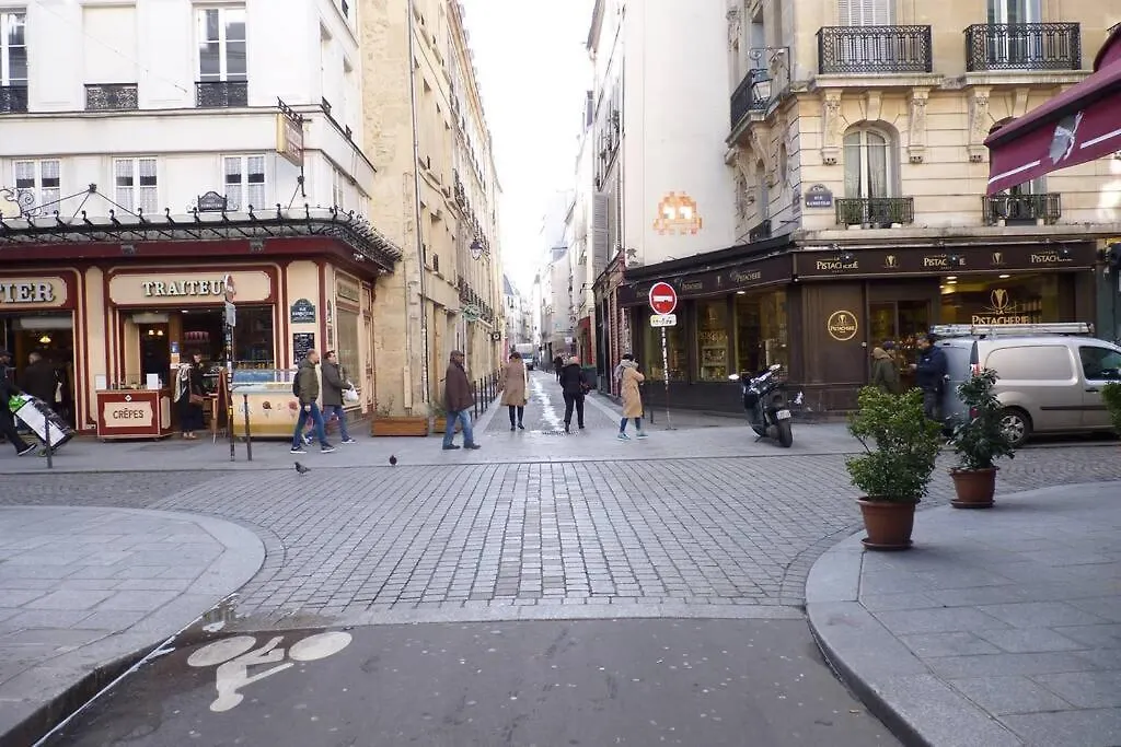 Apartment Typical Marais 3 Bedroom - Beaubourg Paris