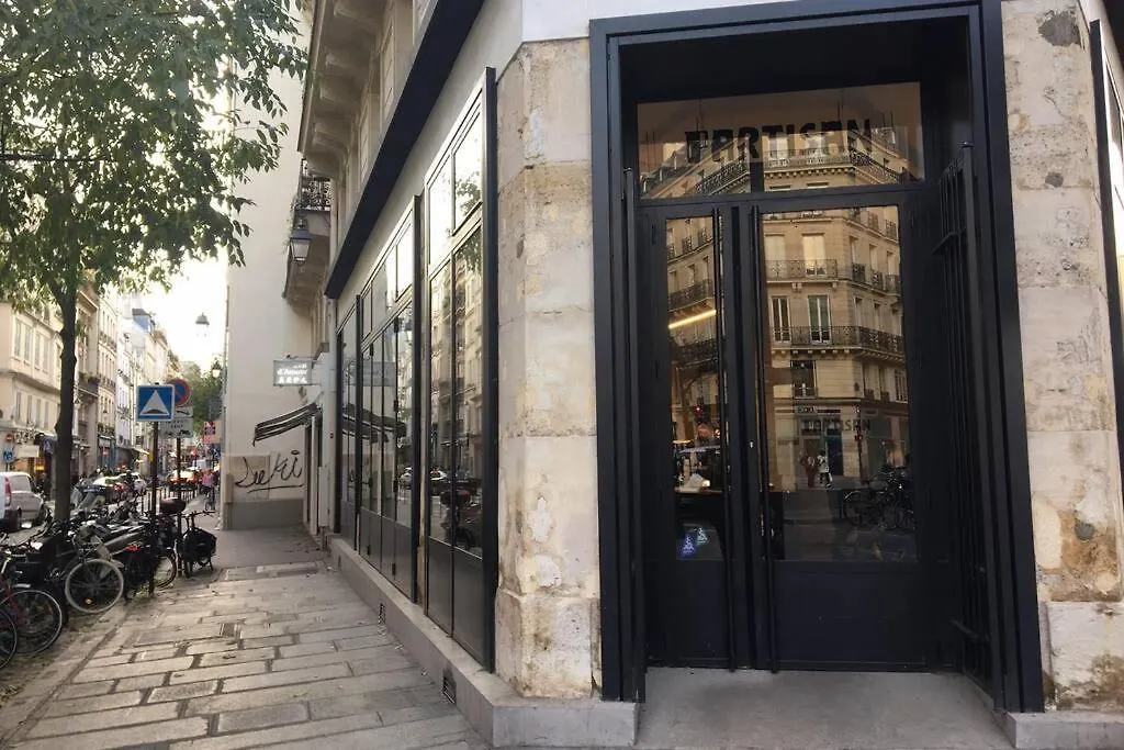 Apartment Typical Marais 3 Bedroom - Beaubourg